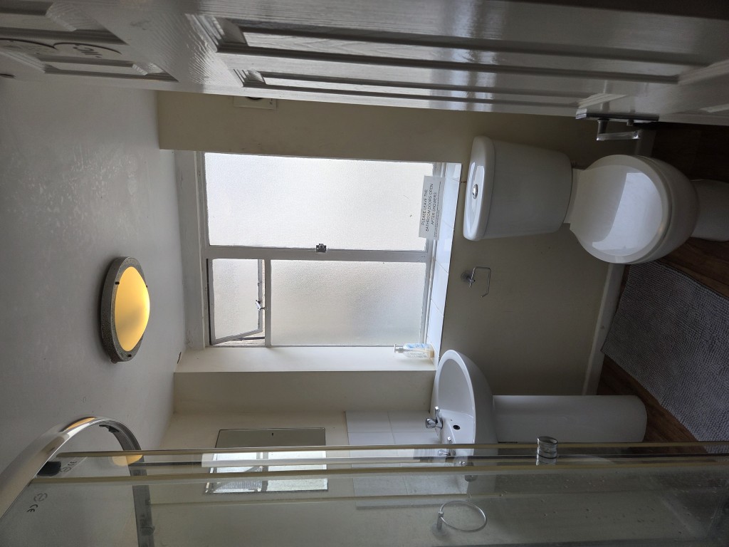 Lot: 166 - LAWFUL ESTABLISHED 8-BEDROOM HMO PRODUCING JUST UNDER £70,000 PER ANNUM - First floor communal bathroom